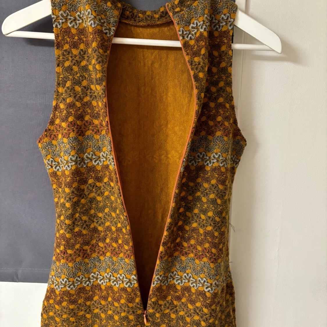 Mönstrad ärmlös klänning - 91