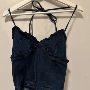 Shein denim top  - En blå denim tröja från shein, helt oanvänd och prislappen är kvar. Small ❤️