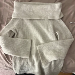 Beige stickad off-shoulder tröja - Varm och gosig off-shoulder tröja från H&M. Använd men i gott skick. Är lite oversized