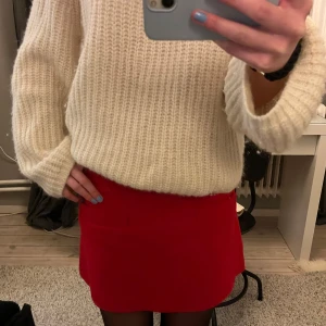 Röd minikjol - Supersöt röd kjol perfekt till jul❤️från zara i storlek L men skulle säga att den är lite i storleken då den passar mig som vanligtvis har S❤️