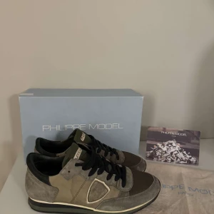 Philippe model trainers - Hej! Säljer dessa riktigt snygga Philippe model trainers, skick 9/10 inga defekter. Storlek 41, vid minsta lilla fundering är det bara o höra av sig