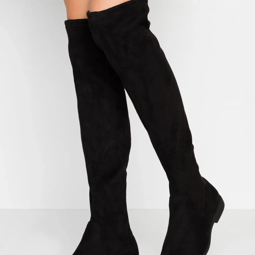 Snygga svarta overknee stövlar i mocka med en stilren design. Perfekta för att ge en elegant touch till din outfit. De har en diskret snörning baktill för justerbar passform. Köpte här på Plick men var tyvärr för stora. Dom är aldrig använda.. Kengät.