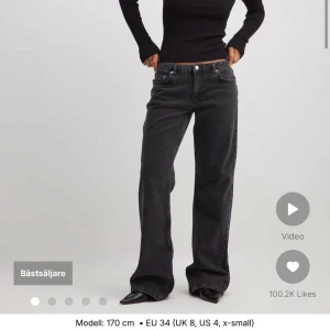 Svarta jeans med rak passform - Hejsan, jag säljer nu mina nakd jeans. De är använda en gång och sedan bara legat i garderoben, därför säljer jag dem nu. De är stora i storleken. Jag har vanligtvis 34 i byxor men i dessa 32.  Nypris 699kr. Mitt pris 399kr