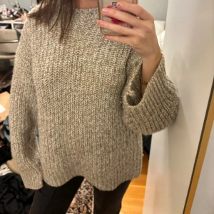 Beige stickad tröja - Mysig beige stickad tröja, varm och mjuk!