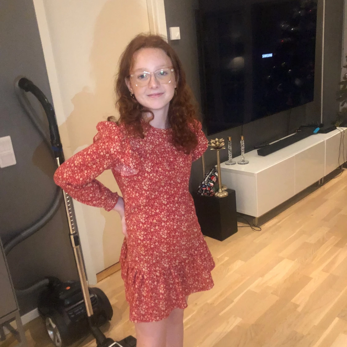 Röd blommig klänning med volangdetaljer - 90