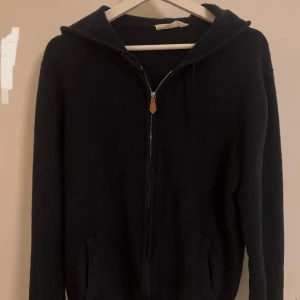 Kashmir hoodie - Otroligt skön och snygg kashmir hoodie med fullzip. Den kommer från märket sayless, storleken är L men är mycket mindre och passar därför mer M och S. Väl använd och är därför i bra skick. Skriv vid minsta frågor eller funderingar🙌