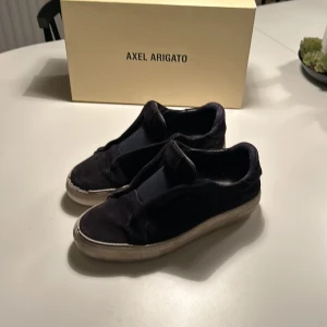 Axel arigato 360 laceless - Hej! Säljer mina arigatos eftersom för små dom är väll använda men ska tvätta innan jag skickar. Skick 6/10. vid minsta fundering är det bara att skriva!