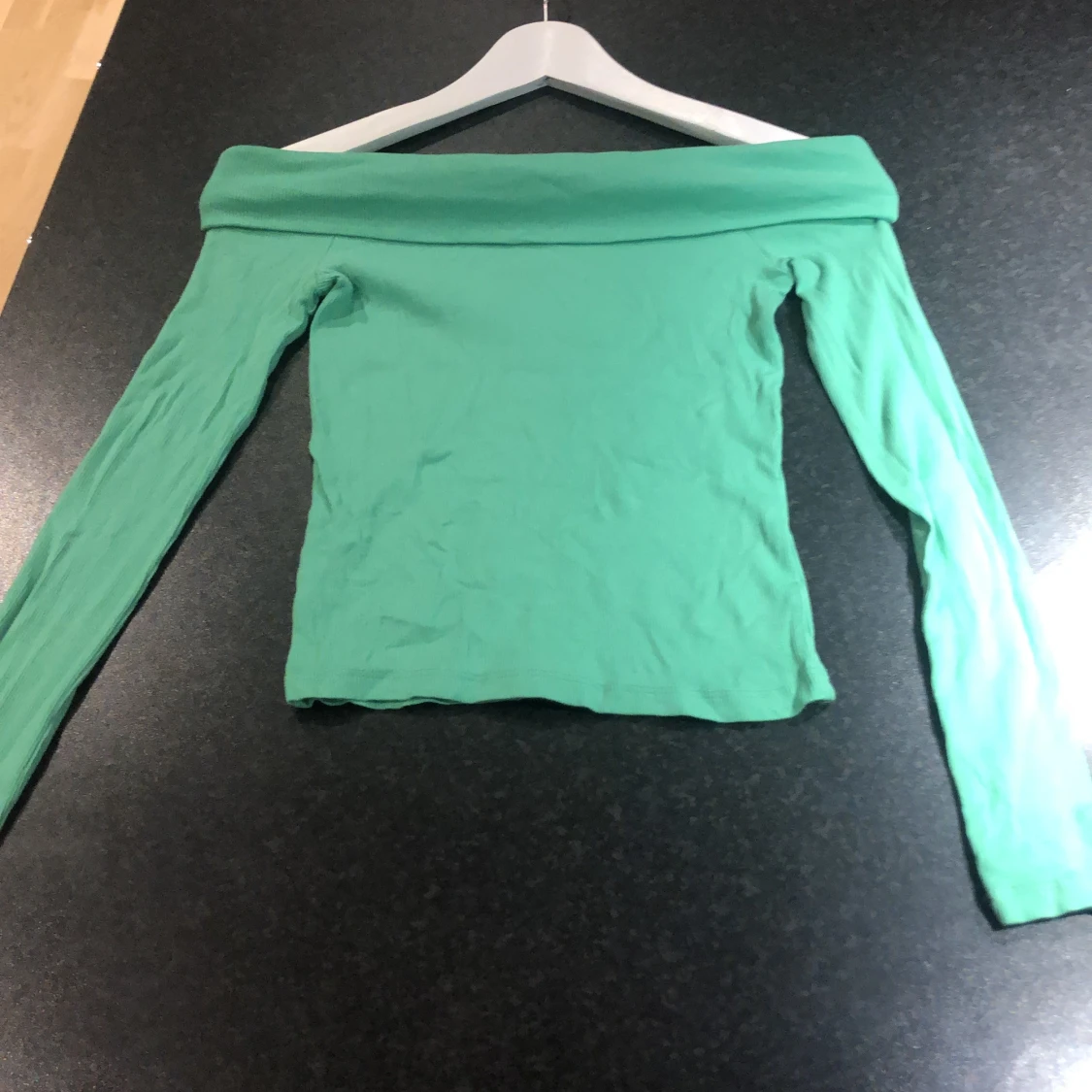 Grön offshoulder topp från Kappahl