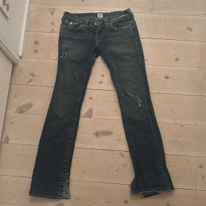 True religion jeans - TRYCK INTE PÅ KÖP NU! Tar bara Swish och kontant. Säljer ett par blå bootcut jeans med slitningar och hål vid benen. De är i true religion och har midjemått på 29, säljer PGA för små för mig 🙁🙁🙁 kan mätas upp och fraktar men tar bara Swish och kontant 🩷 