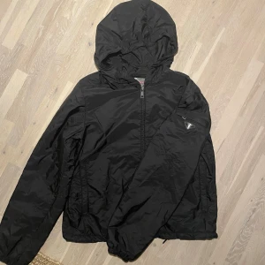 Prada windbreaker  - Prada windbreaker skick 8/10. Zipen på ena fickan borta, det syns ej och zipen funkar ändå. Skriv vid fler frågor. 