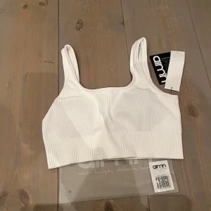 Aimn ribbed top S - White ribbed top från Aimn. Toppen är ny med tags och skickas i sin original förpackning. Storlek: S