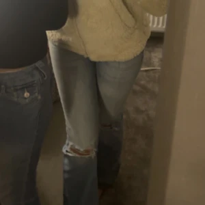 bootcut jeans - säljer mina skit snygga ljusblå låga & bootcut jeans från nelly. De har hål i knäna. absolut inget fel på dem har bara så många ljusblå jeans nu💞