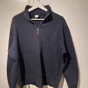 Mörkblå halfzip  - Säljer en stilren mörkblå tröja med halv dragkedja och hög krage från Zara. Perfekt för kyligare dagar och passar till det mesta i garderoben. Pris kan diskuteras vid snabb affär. Strl L men passar M 