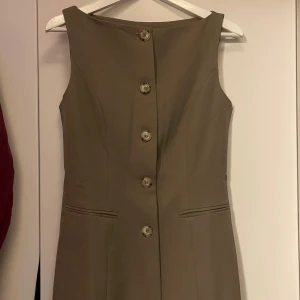 Kavaj väst topp  -  väst topp från boohoo. Som ny, använd i tre timmar ungefär. Storlek s. Nypris runt 400kr 