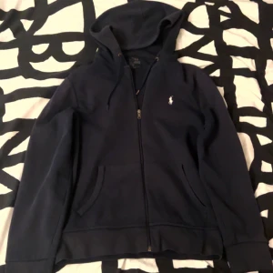 Ralph Lauren kofta  - Ralp Lauren kofta i storlek S, har små skavanker vid snörningen (se bild 3) men övrigt i fint skick. 