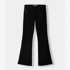 Svarta bootcut jeans - Snygga svarta bootcut jeans med hög midja och klassisk femficksdesign. Lite slitna längst ner på byxorna på grund av användning men fortfarande as snygga. Säljer dessa för de kommer ej till användning. Storlek 38 från berska💞💞