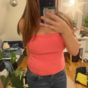 Rosa tube-top, Storlek S - En väldigt fin tube-top som min mamma använde under 2000-talet, från H&M, står att den är storlek S men passar även mig som är M💕