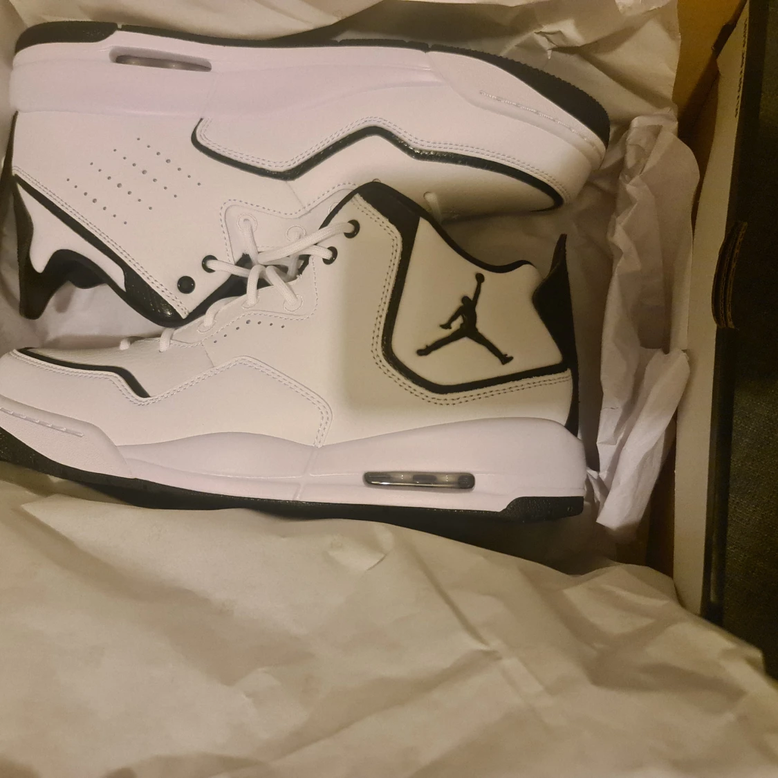 Jordan Courtside 23 i vitt och svart - 90