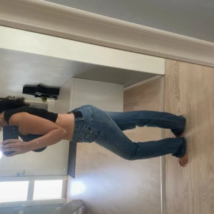 Low Rise/mid Blå jeans  - Låg/mid jeans som är vintage i storlek s/xs jag är 165/166 som referens och jag brukar ha storlek 36 i jeans och de här sitter bra på mig