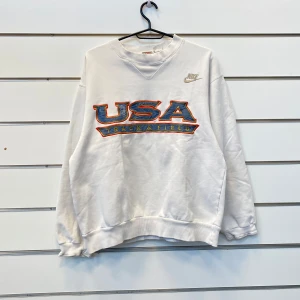 Vintage Nike Sweatshirt 80s - Tröja ifrån Nike i storlek Small. Har en Röd/silver tagg så är ifrån sena 80-talet. Väldigt snygg med en najs passform och fint tryck. Tyvärr rätt sliten runt om på plagget som syns på fotona.