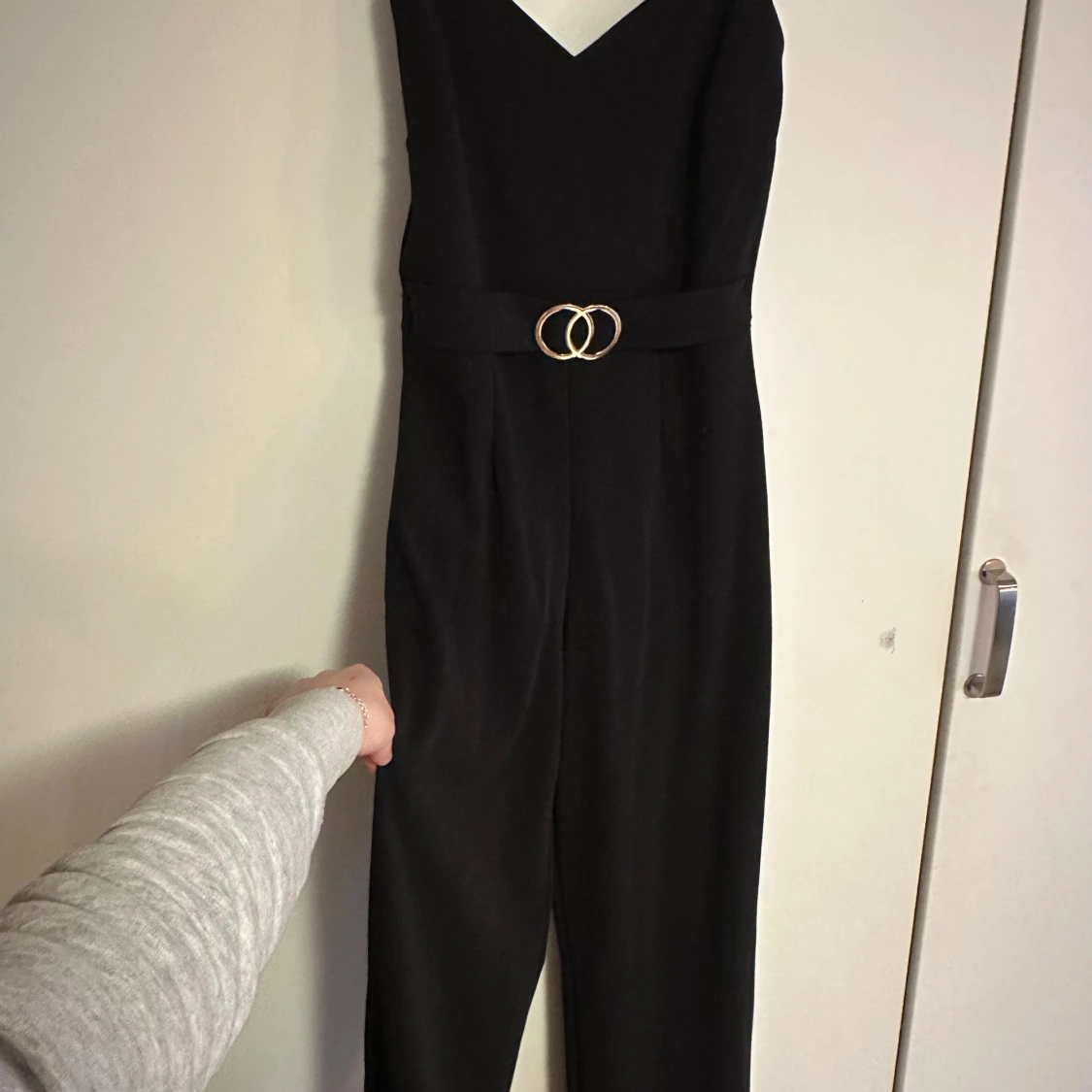 Svart ärmlös jumpsuit med bälte