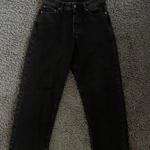 Svarta jeans - Säljer ett par svarta jeans från Jack & Jones med relaxed fit. Storlek W 28  L 30         De är i nyskick. 