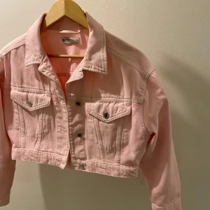 Rosa denim jacka - Rosa cropad denim jacka. Inga defekter.