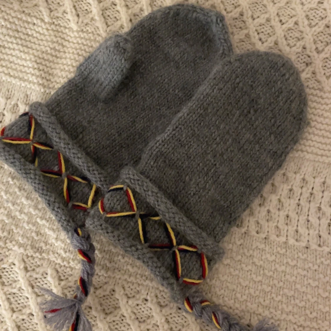 Handstickade Lovikka vantar i  100% Svenskt Ull - 90