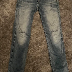 Replay Jeas - Säljer ett par tvär feta Replay Jeans i ganska bra skick. Byxorna är storlek 29 med fet slitning. Priset är inte hugget i sten på grund av skicket‼️