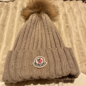 Mössa - Moncler mössa, vet inte om den är äkta eller inte då jag fick med den när jag köpte en annan sak och då sa hon att den var äkta men finns inget märke i eller något därav priset. Pris kan diskuteras vid snabb affär