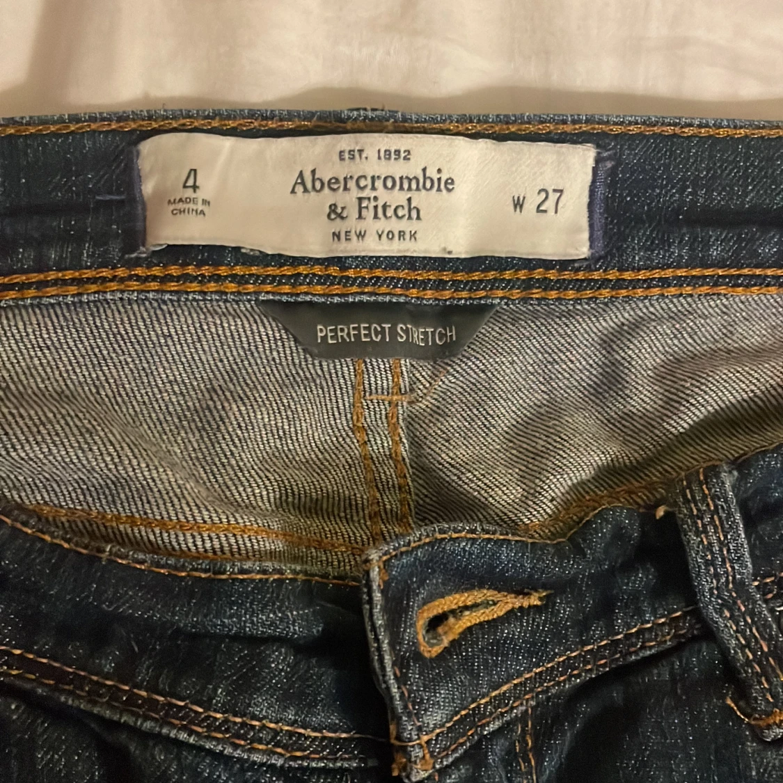 Jeans med hål - 91