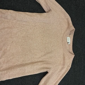 Ljusrosa  tröja från VILA - Säljer en stilren ljusrosa tröja från VILA i storlek XS. Tröjan har en rund halsringning och långa ärmar,