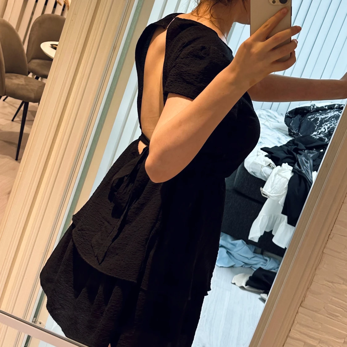 Svart kortklänning med knytband - 92