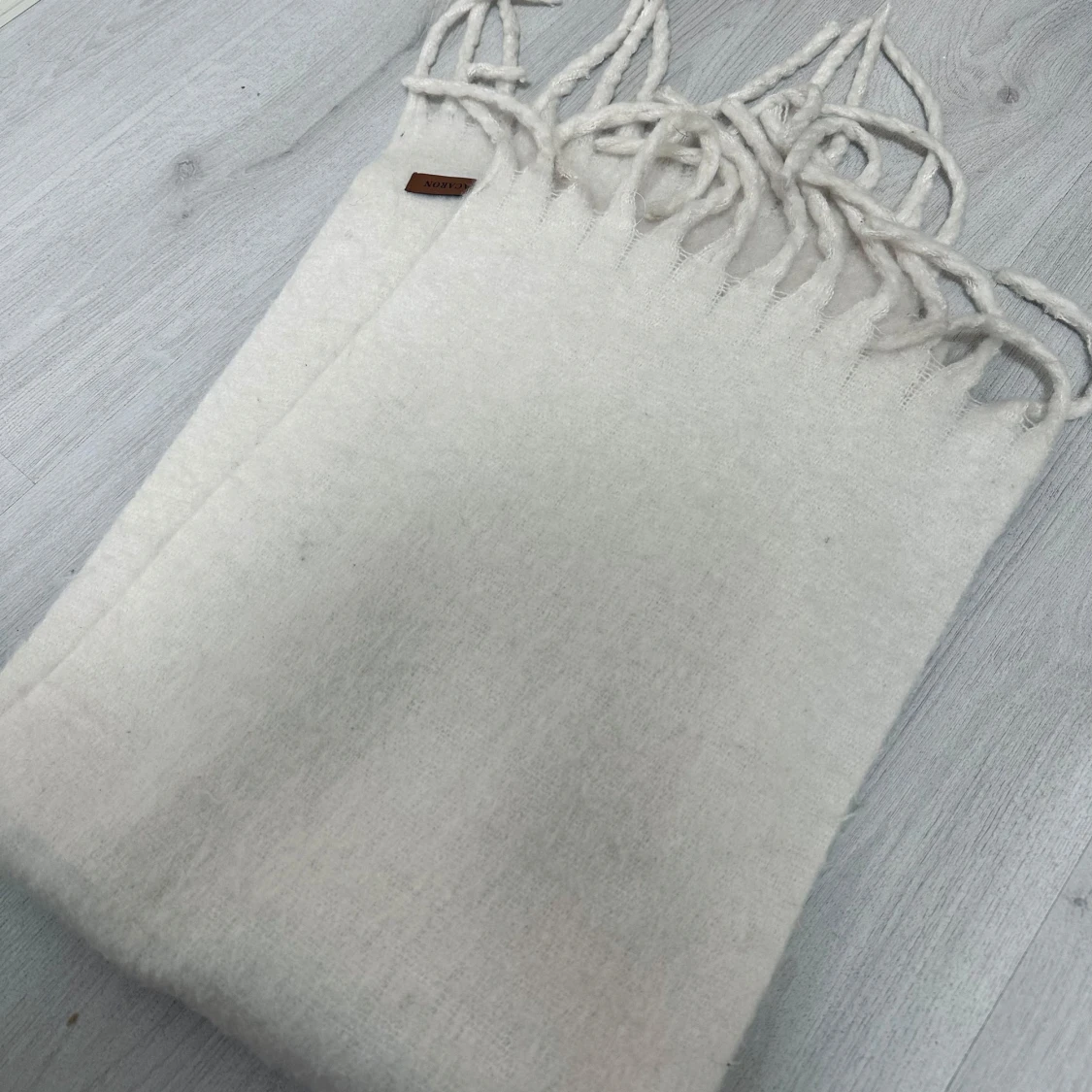 Vit halsduk med fransar - 91