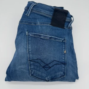 REPLAY ANBASS JEANS  - - Replay anbass jeans - Slim fit passform - Storlek W30/L32 - Nypris runt 1800kr - Kontakta för fler frågor eller funderingar // Deluxecloset