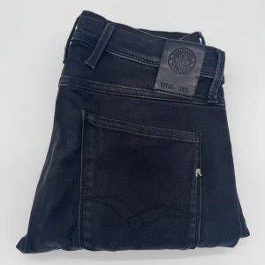 REPLAY ANBASS JEANS  - - Replay anbass jeans - Slim fit passform - Storlek W30/L32 - Nypris runt 1800kr - Kontakta för fler frågor eller funderingar // Deluxecloset