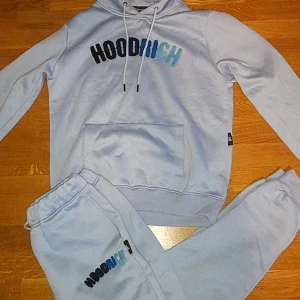 Ljusblå dress från Hoodrich - Passar dig mellan 155-160cm ungefär har bara använt dressen under 3 tillfällen
