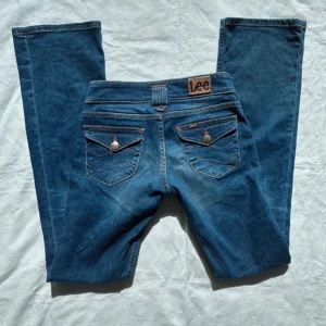 Blå jeans från Lee - Snygga jeans från lee. Innerbenslängd 86, midjemått 36.