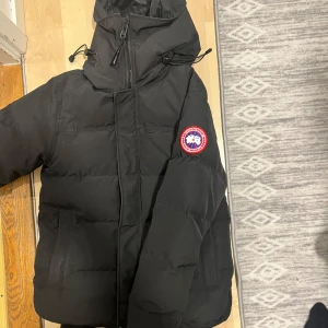 Canada goose macmillan parka - Köpt på café of Carl . Kvitto digitalt finns . Skick 9/10 inga skador , säljer pga vill ha ny. Använd förra vintern och lite denna.