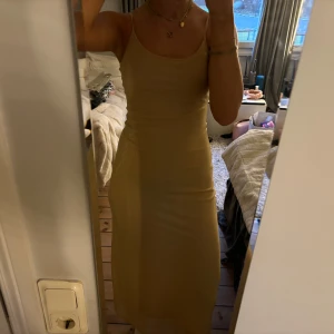 Guld skimmrig långklänning - Guldig långklänning perfekt till nyår!! 💕💕