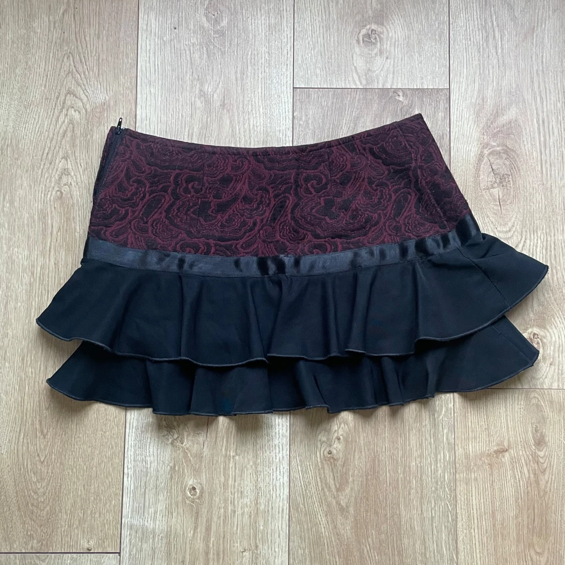 Svart och vinröd kjol med volanger - 90