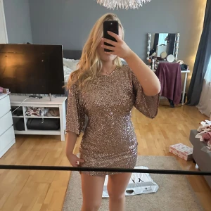 Nyårs klänning  - Snygg glittrig klänning i guld med öppen rygg och korta ärmar från Zara. Perfekt för nyår!🫶🏻 storlek xs men passar xs-m skulle jag säga☺️ endast använd två gånger, så super bra skick! nypris 560kr