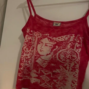 Linne  - Säljer mitt ” Y2k ” linne , med tryck , möts i olskrokstorget pris kan diskuteras 