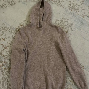 Beige merino hoodie - Beige merinoulls hoodie som är använd en gång innan jag insåg att den är för liten. Pris kan diskuteras!! Hör av er om ni har några frågor eller vill ha fler bilder!