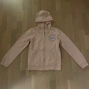 Rosa hoodie från Mango Kids💗 - Säljer denna jättefina ljusrosa hoodin från mango💗 Den har tyvärr blivit förlusten men är superfin! Det står att den passar till åldern 9-10 men jag skulle själv säga att den är i storlek 146-152 ungefär💞Den är nästan inte använd och är som i ny skick🤗Pris går att sänka!