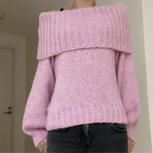 Off shulder  - Säljer denna tröja för att jag inte använder den🩷 Den är använd få gånger🩷 inga hål eller defekter🩷 skriv för mer bilder eller frågor🩷 lånad bild