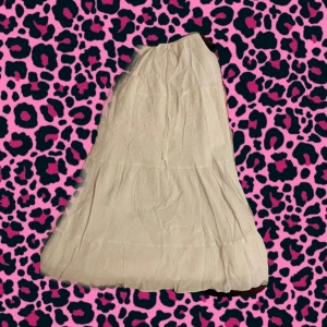 Vit långkjol - Säljer en vacker vit långkjol med volangdetaljer. Kjolen har inte kommit till användning så ofta bara några få gånger har den kommit till användning