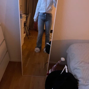 Ljusblå jeans - Säljer dessa blåa bootcut jeans från Zara