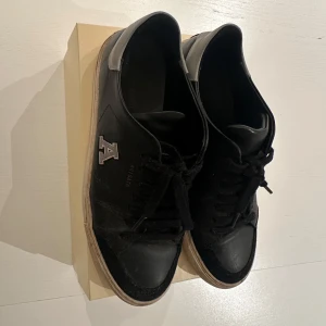 Arigato skor - Arigato skor, storlek 41, skick 5/10 behöver en tvätt. Allt följer med skorna.