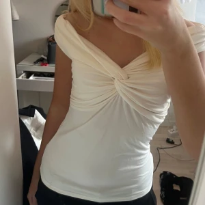 Topp - Superfin topp, säljer då den inte kommer till användning 💕💕💕perfekt för fest, middag och vardags. 